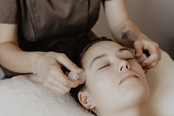 Le massage facialiste : peut-il vraiment remplacer la chirurgie esthétique ?