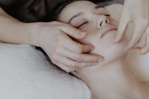 Lire la suite à propos de l’article Drainage lymphatique du visage : détox, éclat et bien-être au naturel
